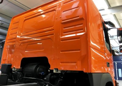 Folierung eines LKW Führerhauses in Orange
